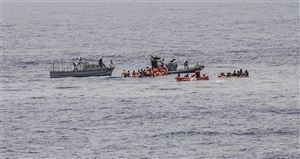 منظمة الهجرة: غرق قارب على متنه 77 مهاجراً بينهم أطفال