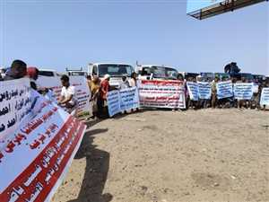 Aden... İnşaat malzemesi satıcıları yasa dışı vergilere son verilmesi talebiyle protesto gösterisi düzenledi