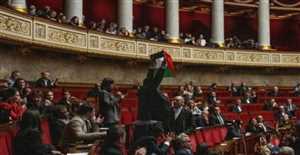 نائب فرنسي يثير الصخب بعد رفعه علم فلسطين في جلسة البرلمان