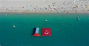 علمي تركيا وفلسطين يرفرفان وسط البحر