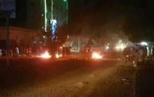 Aden’de elektrik  kesintileri  halkı sokağa döktü