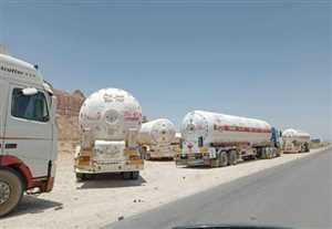 Şebve.. Silahlı gruplar “Marib’den gelen petrol ve gaz tankerlerini alıkoymaya devam ediyor