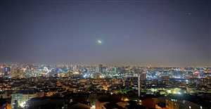 شاهد.. رصد حزمة أشعة ساطعة نازلة من السماء في مدينة اسطنبول
