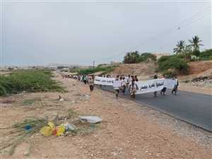 حضرموت.. صيادون منعتهم القوات الإماراتية من الصيد يحتجون امام قيادة محور الريان