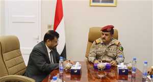 وزير الدفاع يلتقي محافظ ريمة في عدن
