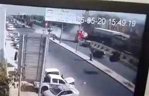 شاهد..مأساة على الإسفلت.. وفاة مهندس وقيادي عسكري في حادث مروري مروّع بصنعاء (فيديو)