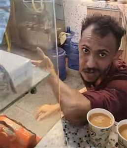 مطار عدن يتراجع عن قرار فصل عامل البوفيه بعد حملة تضامن واسعة