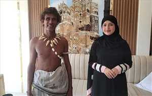 صورة مثيرة للجدل تجمع "رجل الكهف" وماريا قحطان في تعز.. بين رمزية الماضي وحضور الفن