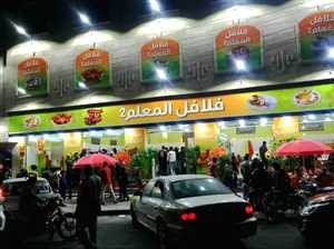 صاحب مطعم شهير بصنعاء يتهم منافسًا بتدبير "فيديو الصراصير" لتشويه سمعته