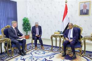 صفقة النفط ومطار صنعاء.. مصادر تكشف سبب الزيارة المفاجئة للمبعوث الاممي الى عدن