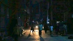 عدن تغرق في الظلام.. انقطاع الكهرباء يصل إلى 22 ساعة يوميًا وسط عجز حكومي
