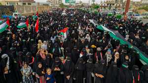 نساء مأرب ينتفضن تضامنًا مع غزة ويرفضن استغلال الحوثيين للقضية الفلسطينية