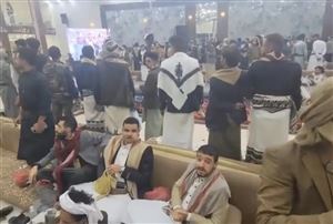 شاهد بالفيديو.. هكذا كان رد قيادي حوثي ومرافقيه عندما وقف الجميع للنشيد الوطني