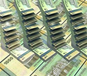 خبير اقتصادي يكشف الأسباب الحقيقية لانهيار العملة ويقترح آلية لخفض الدولار في عدن