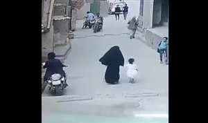 فيديو يوثق لحظة بطولية لطفل في صنعاء ينقذ شقيقته من محاولة اختطاف في آخر لحظة