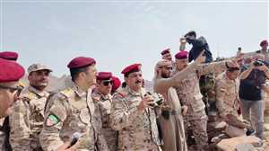 وزير الدفاع اليمني يفاجئ مقاتلي جبهات صعدة بزيارة ميدانية ويشيد بجاهزيتهم القتالية