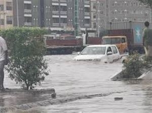 سيول جارفة تشلّ عدن.. أمطار غزيرة تغرق الشوارع وتحوّل الرحلات الجوية إلى جيبوتي( فيديو)