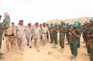 وزير الدفاع ومحافظ المهرة يطلقان مرحلة جديدة لتعزيز محور الغيضة