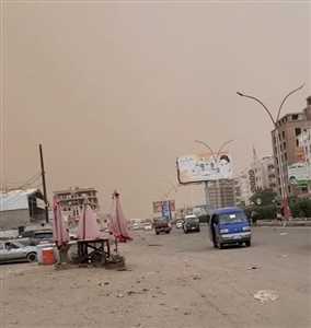 هذا ما يحدث في العاصمة المؤقتة عدن وتحذيرات من آثار صحية خطيرة!