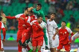 شاهد : توتر في ملعب أبها.. شجار بين مدرب منتخب عُمان والحكم القطري بعد هزيمة فريقه أمام اليمن ( فيديو)