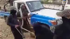 شاهد بالفيديو.. هكذا تصدت نساء بني صريم لمليشيات الحوثي بالحجارة والعصي