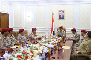 اجتماع لوزير الدفاع مع قيادة محور تعز لمناقشة الأوضاع الميدانية