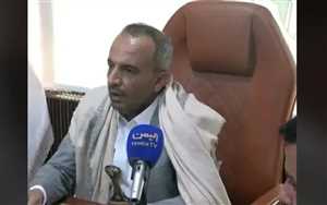 وزير في حكومة الحوثيين يظهر علنًا بعد إصابته بغارات استهدفت اجتماع قيادات بصنعاء.. وغموض يلف مصير العاطفي والرويشان