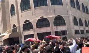 الحوثيون يواصلون حربهم على المساجد.. اقتحام جامع "السُنة" في صنعاء وفرض خطيب بالقوة