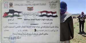 شر البلية ما يضحك.. رئيس جامعة يؤدي التحية العسكرية لمشرف حوثي