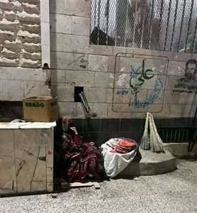 في زمن ميليشيات الحوثي.. الفقر يطحن اليمنيين وامرأة تكافح بلقمة الخبز أمام "الكميم" بصنعاء