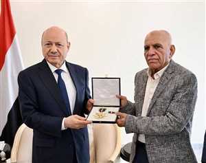 رئيس مجلس القيادة يمنح الشهيدة افتهان المشهري وسام الواجب تقديراً لتضحياتها في الخدمة العامة