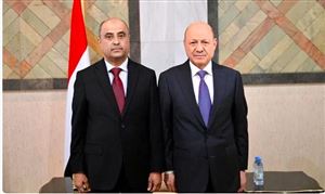 العليمي يغادر عدن بعد اجتماعات حساسة.. وترتيبات حكومية جديدة تلوح في الأفق
