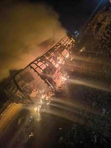 مأساة على طريق العرقوب.. مصرع 35 مسافرًا احتراقًا في حادث مروّع لحافلة قادمة من السعودية إلى عدن