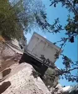 انهيار عبّارة في دمت يؤدي لانقلاب شاحنة محمّلة بالرخام دون إصابات