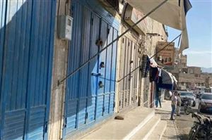 انهيار وشيك في سوق الملابس بصنعاء.. جبايات الحوثيين تخنق نصف مليون عامل وتغلق مئات المحال