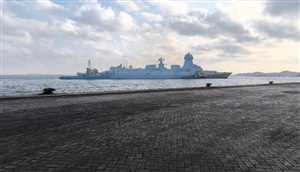 سفينة حربية هندية تصل ميناء عدن محمّلة بمساعدات طبية للحكومة اليمنية