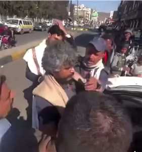 شاهد: محاولة اعتداء على بائع السيارات الشهير أبو حيدر العولقي بصنعاء من قِبل نافذ حوثي ( فيديو)