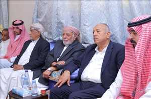 الأحمر في ظهور لافت: يعزّي بوفاة الشيخ المقرمي ويؤكد الحاجة لخطاب ديني معتدل