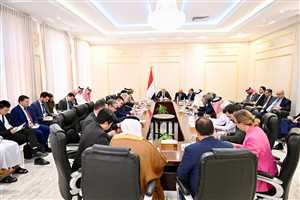 في الوقت الضائع ..العليمي يحذّر من انهيار اقتصادي وتهديد لوحدة اليمن: إجراءات الانتقالي تقوّض الشرعية وتفجّر التوتر في الشرق