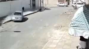 شاهد:دهس مرعب أمام مدرسة في صنعاء.. مركبة تقودها فتاة تقتحم تجمع أطفال وتثير صدمة واسعة (فيديو)