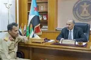 انقلاب على الشرعية في أبين.. المحافظ يوجّه برفع علم الجنوب فوق المعسكرات ويمهّد لانضمام رسمي للانتقالي