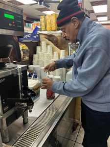 هذا حال اليمن ..نائب يمني في نيويورك يظهر وهو يعمل في محل تجاري  بعيداً عن الأضواء