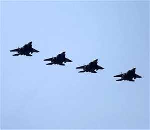 طيران التحالف يرمي قنابل دخانية فوق العبر.. رسائل تحذير في سماء حضرموت وسط توتر متصاعد