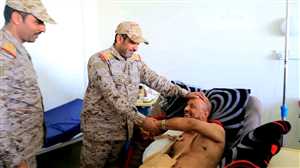 بن عزيز يتفقد جرحى الجيش في مأرب ويحمّل ميليشيا الانتقالي مسؤولية هجوم حضرموت الدامي