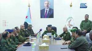 رغم تحذيرات قيادة وزارة الداخلية المعترف بها دولياً.. ضباط في عدن يعلنون تأييدهم للمجلس الانتقالي الجنوبي