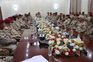 بدون صورة العليمي وغياب العلم الجمهوري.. تحذير متأخر من وزير الدفاع بعد تحركات الانتقالي في حضرموت والمهرة