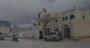 تحت ضغط سعودي.. إنزال العلم الإماراتي من مبنى السلطة المحلية في سقطرى ورفع العلم اليمني لأول مرة منذ 2018