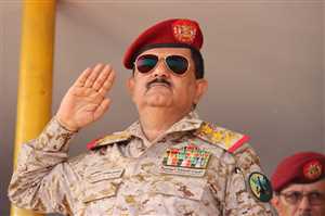 لم يكرر خطأ الرئيس هادي ..العليمي يُقيل وزير الدفاع على خلفية تمرد الانتقالي في حضرموت