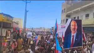 مظاهرة للانتقالي في سقطرى تهاجم السعودية وتلوّح بالانفصال وسط صمت حكومي وتساؤلات عن الدور الإماراتي