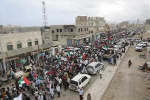 الامارات تعود من النافذة ..مسيرة مؤيدة للإمارات تجوب شوارع سقطرى وترفع أعلامها وسط إجراءات أمنية (فيديو)